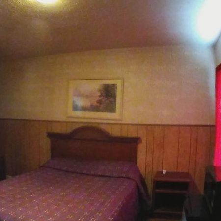 Colonial Motel Marshalltown Exterior photo